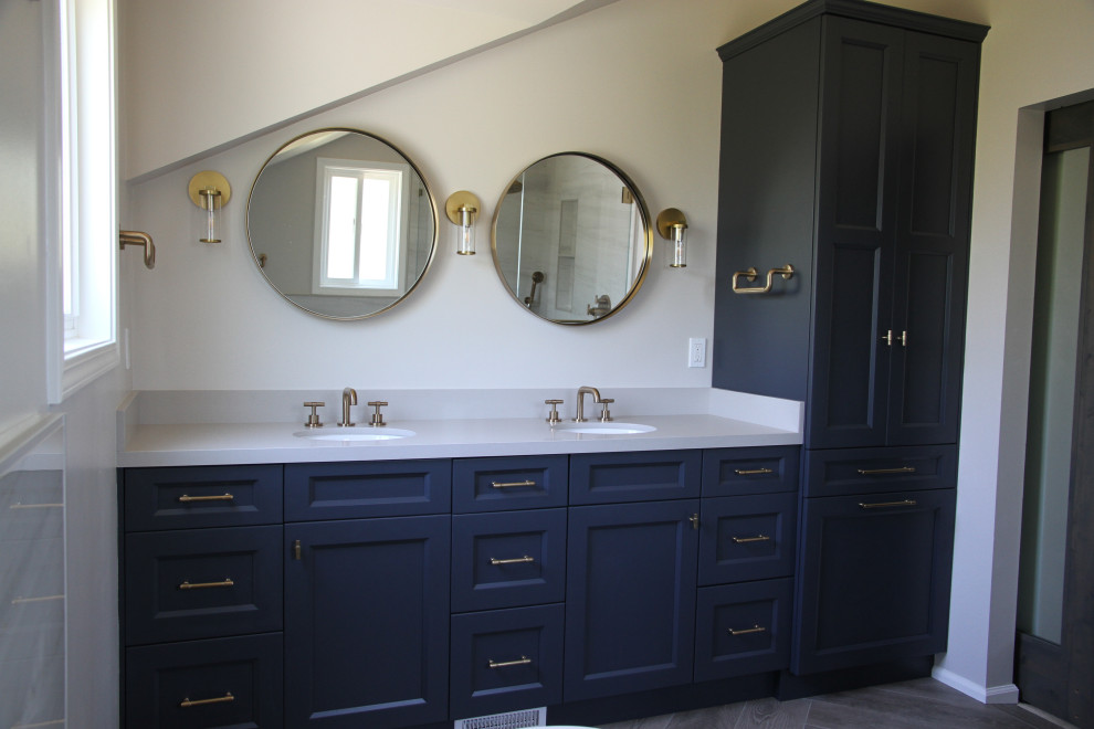 Пример оригинального дизайна: главная, серо-белая ванная комната среднего размера в стиле неоклассика (современная классика) с фасадами в стиле шейкер, синими фасадами, полом из керамогранита, врезной раковиной, столешницей из искусственного кварца, серым полом, серой столешницей, тумбой под две раковины, встроенной тумбой и серыми стенами