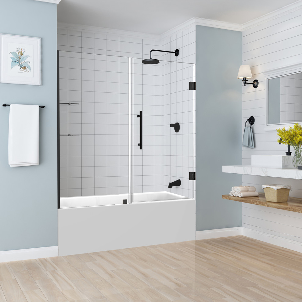 Diseño de cuarto de baño minimalista con bañera empotrada, ducha empotrada y ducha con puerta con bisagras