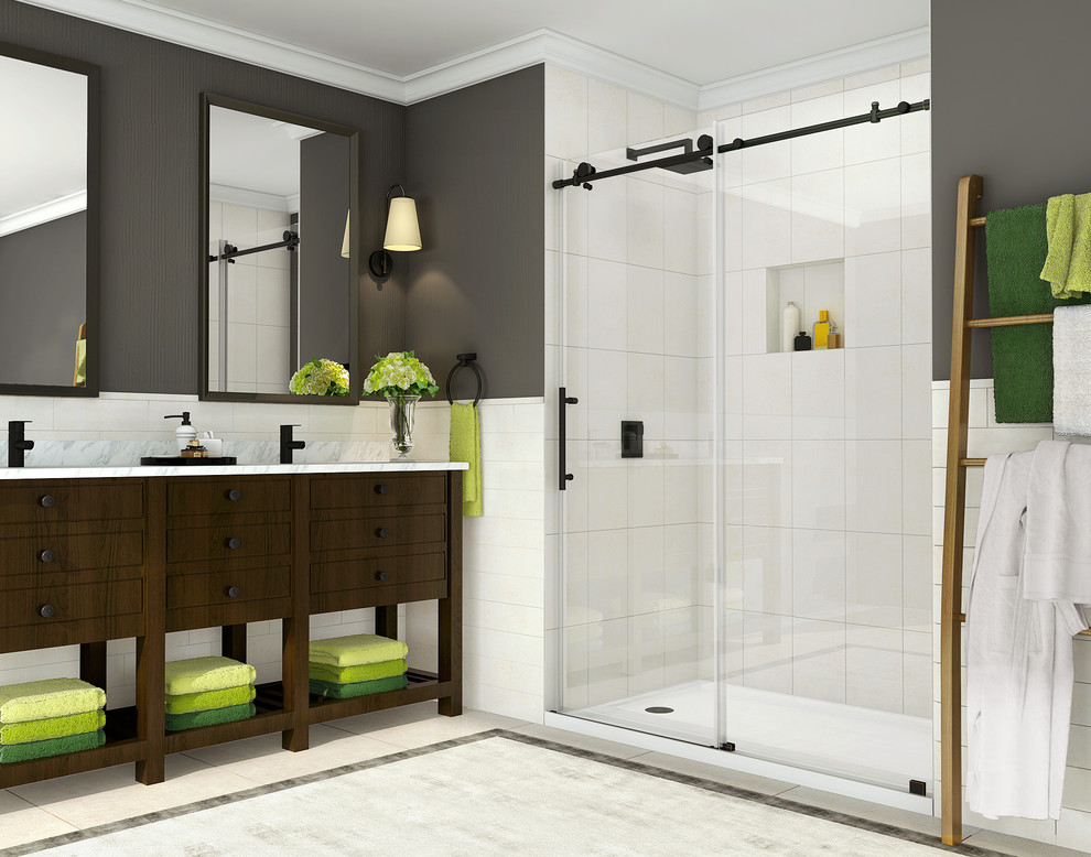 Стильный дизайн: ванная комната в стиле модернизм с душем в нише и душем с раздвижными дверями - последний тренд