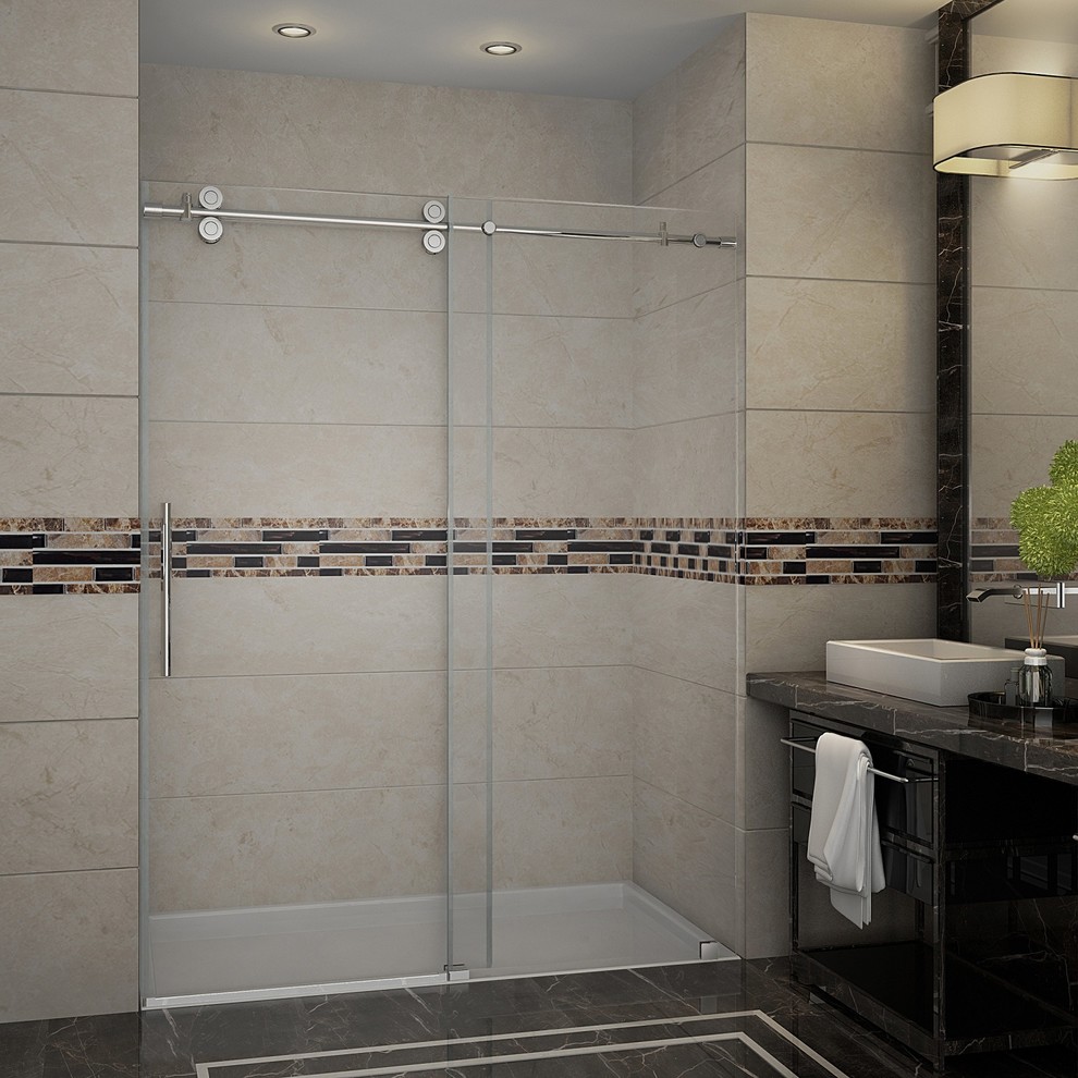 На фото: ванная комната в стиле модернизм с душем в нише и душем с раздвижными дверями