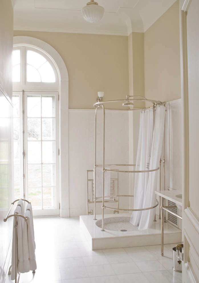 Imagen de cuarto de baño principal clásico con ducha abierta, baldosas y/o azulejos blancos, baldosas y/o azulejos de cerámica y suelo de baldosas de cerámica