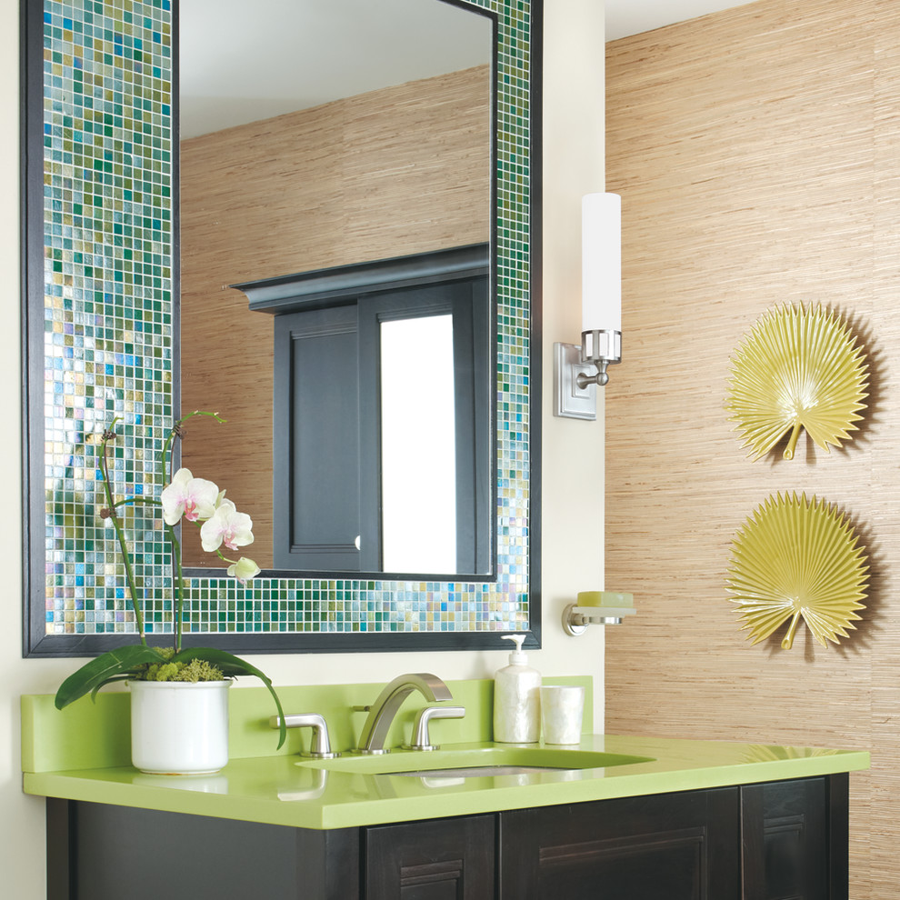 Imagen de cuarto de baño clásico renovado de tamaño medio con armarios con paneles empotrados, puertas de armario de madera en tonos medios, paredes beige y encimeras verdes
