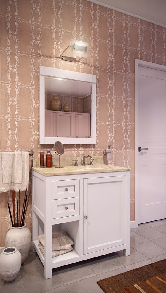 Ejemplo de cuarto de baño principal tradicional renovado grande con puertas de armario blancas, baldosas y/o azulejos grises, paredes multicolor y armarios estilo shaker