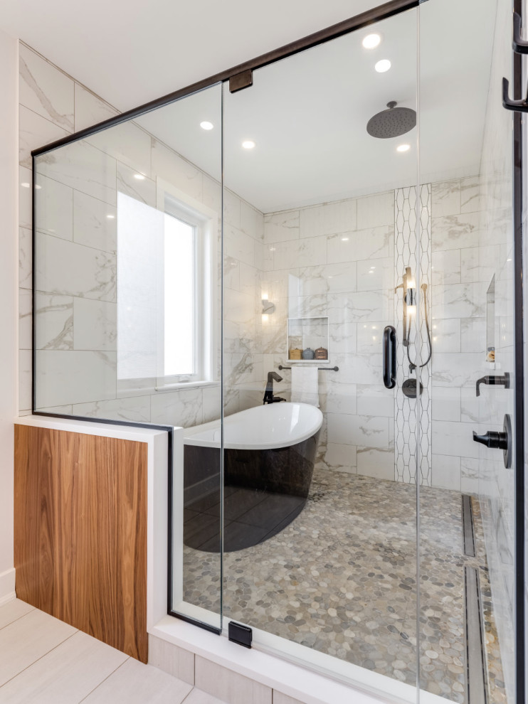 Inspiration for a transitional bathroom remodel in Ottawa