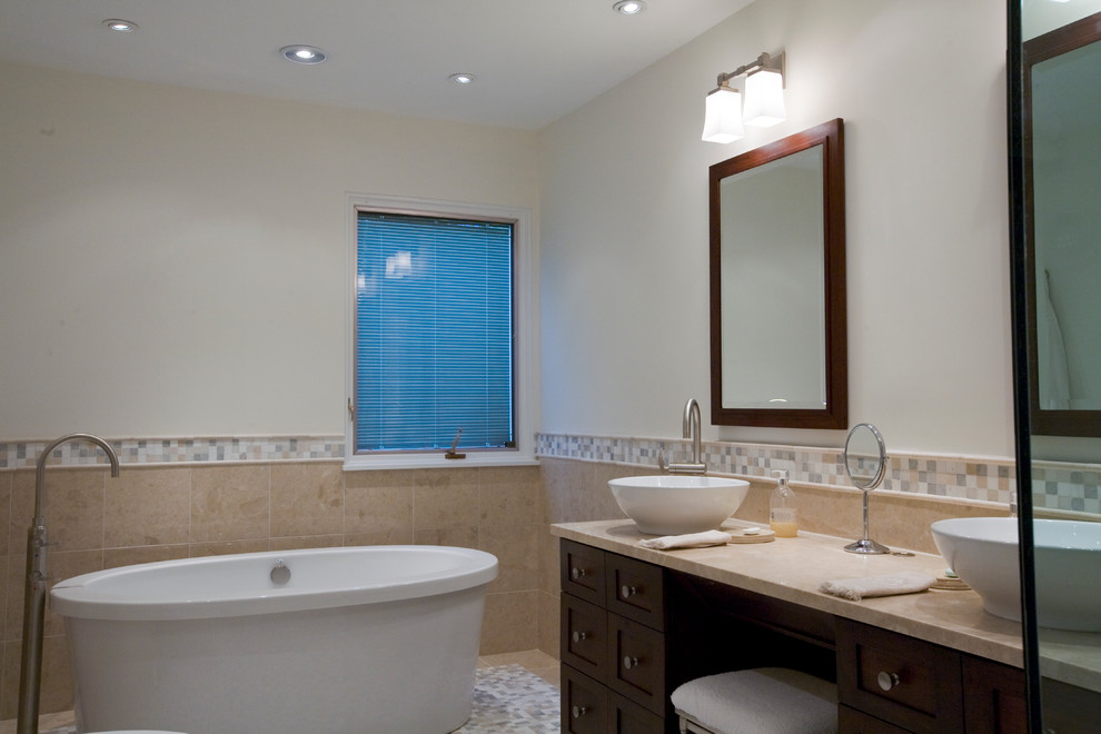 Cette image montre une grande salle de bain principale design en bois foncé avec une vasque, un placard en trompe-l'oeil, un plan de toilette en marbre, une baignoire indépendante, une douche à l'italienne, WC séparés, un carrelage beige, des carreaux de porcelaine, un mur blanc et un sol en carrelage de terre cuite.