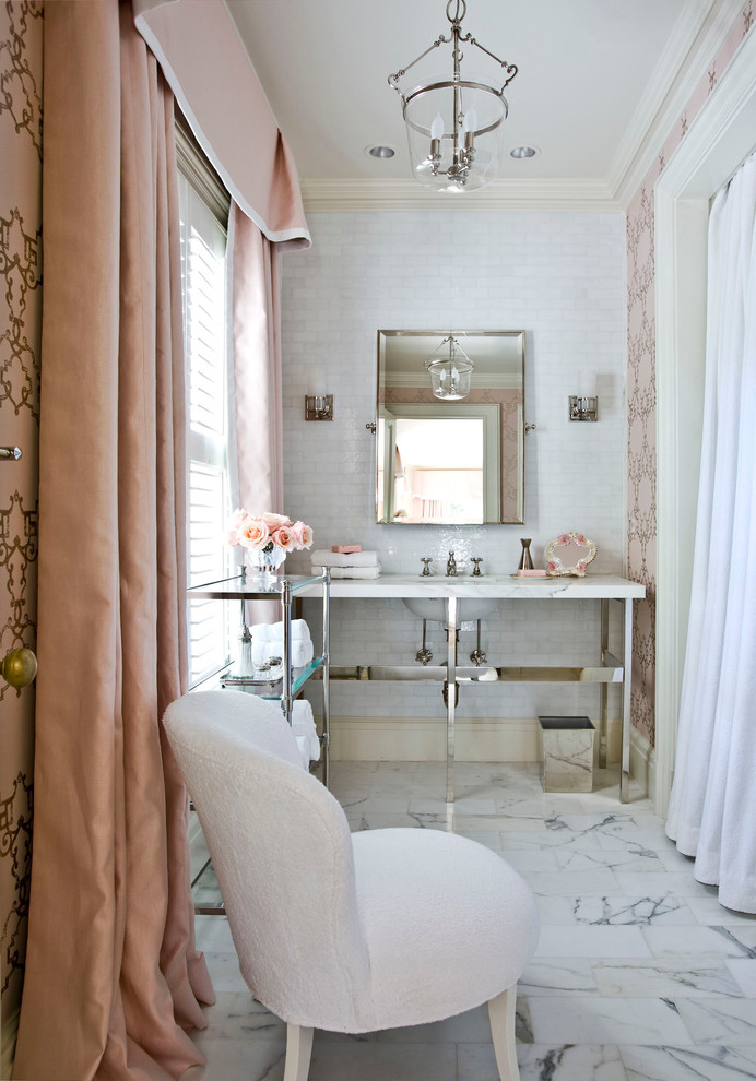 アトランタにあるトランジショナルスタイルのおしゃれな浴室 (オープンシェルフ、ピンクの壁、シャワーカーテン) の写真