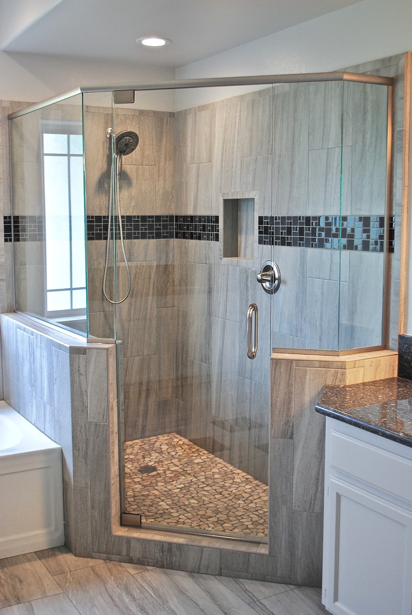 Großes Modernes Badezimmer En Suite mit weißen Schränken, Eckbadewanne, Toilette mit Aufsatzspülkasten, grauen Fliesen, Keramikfliesen, grauer Wandfarbe, Keramikboden, Unterbauwaschbecken, Quarzwerkstein-Waschtisch, grauem Boden und Falttür-Duschabtrennung in San Luis Obispo