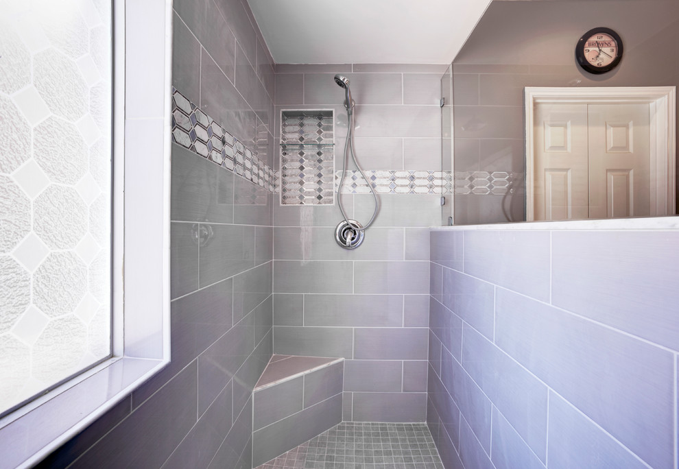 Idéer för att renovera ett mellanstort funkis en-suite badrum, med en öppen dusch, en toalettstol med separat cisternkåpa, grå kakel, porslinskakel, grå väggar, klinkergolv i keramik, beiget golv och med dusch som är öppen