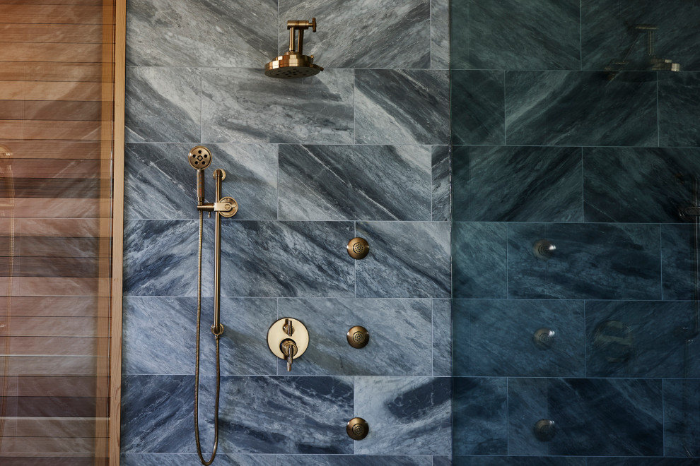 Пример оригинального дизайна: большая баня и сауна в стиле модернизм с синей плиткой и мраморной плиткой