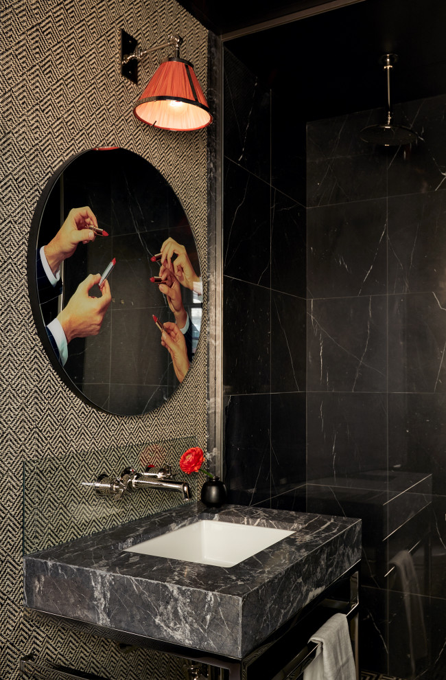 Immagine di una piccola stanza da bagno design con doccia alcova e pareti bianche