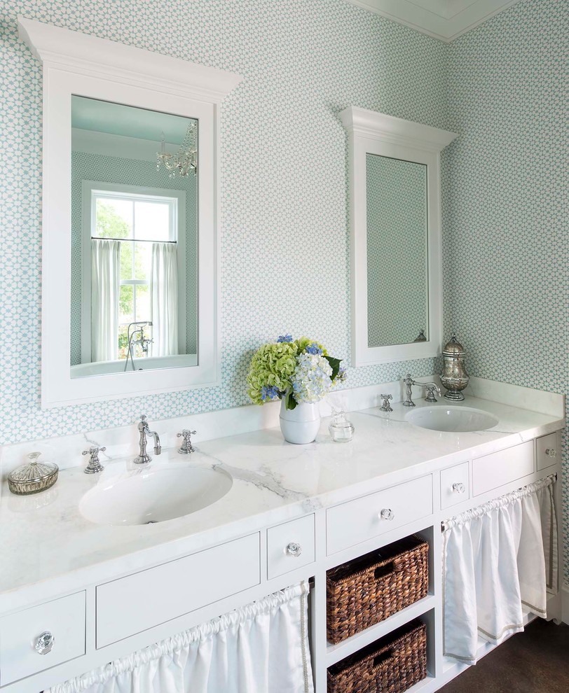 Imagen de cuarto de baño principal campestre con puertas de armario blancas, paredes multicolor, lavabo bajoencimera, suelo marrón y encimeras blancas