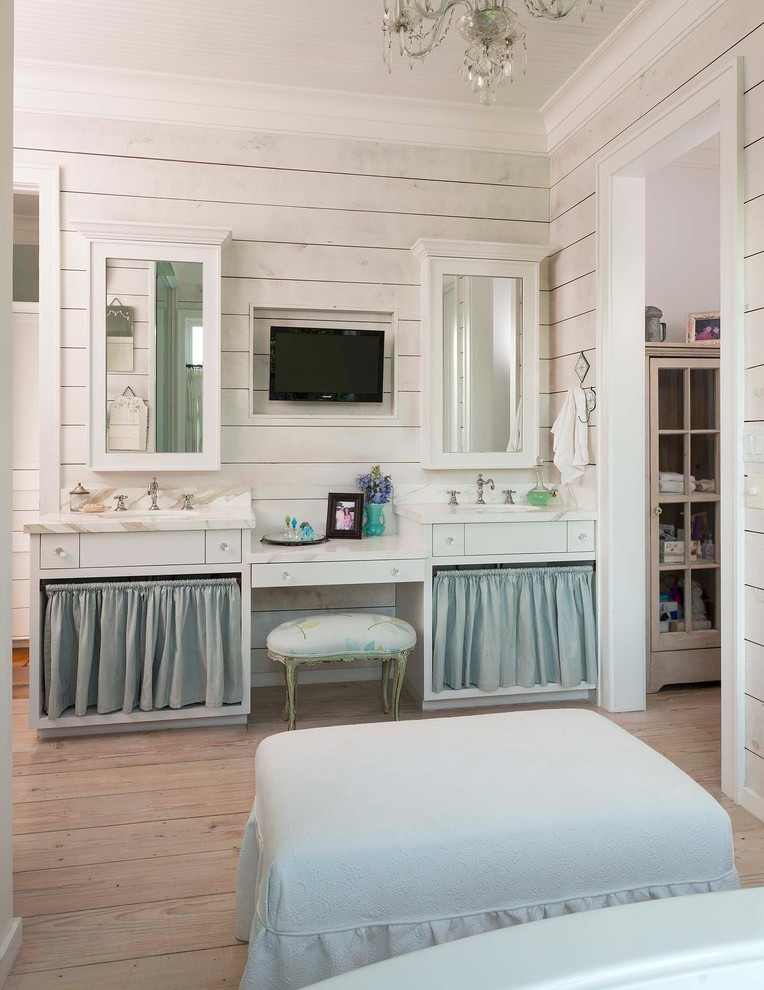 ダラスにあるカントリー風のおしゃれな浴室 (フラットパネル扉のキャビネット、白いキャビネット、白い壁、淡色無垢フローリング) の写真