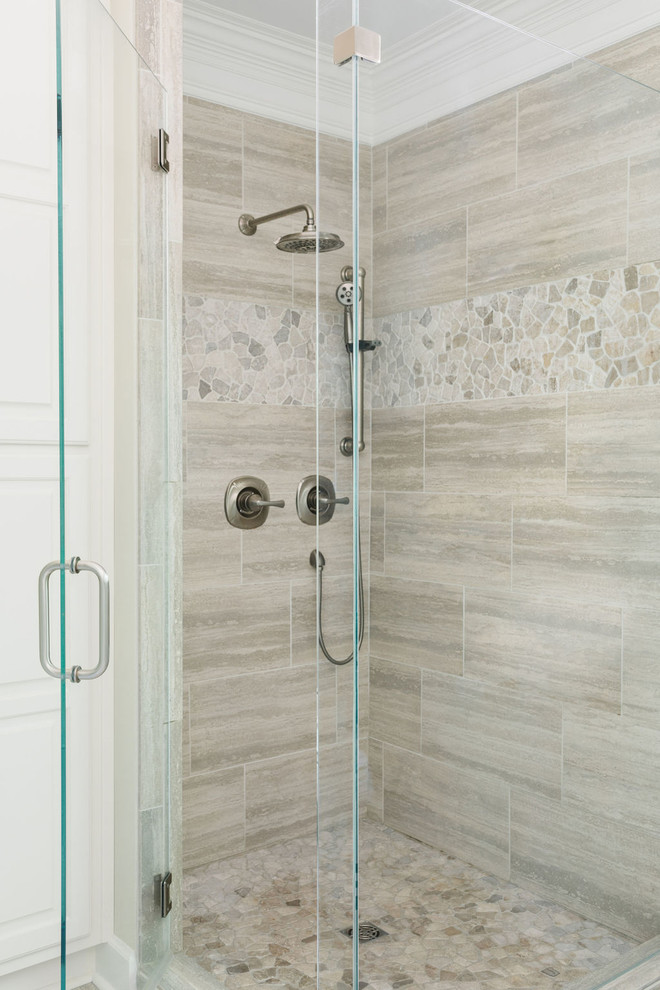 Idéer för mellanstora vintage en-suite badrum, med ett platsbyggt badkar, en dusch i en alkov, grå kakel, stenkakel och dusch med gångjärnsdörr