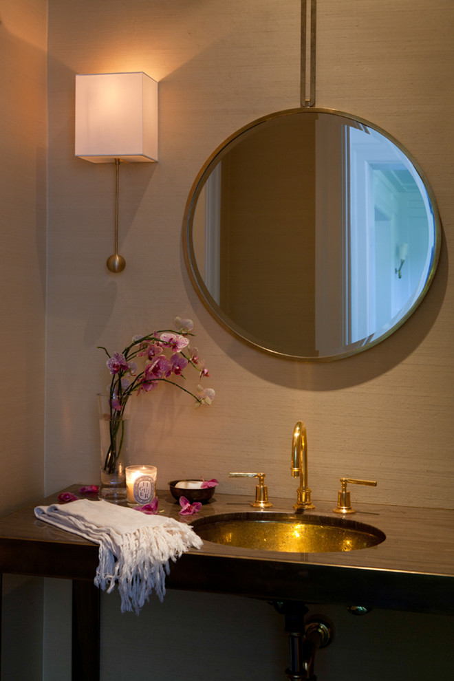 Imagen de cuarto de baño actual de tamaño medio con lavabo encastrado, paredes beige y aseo y ducha