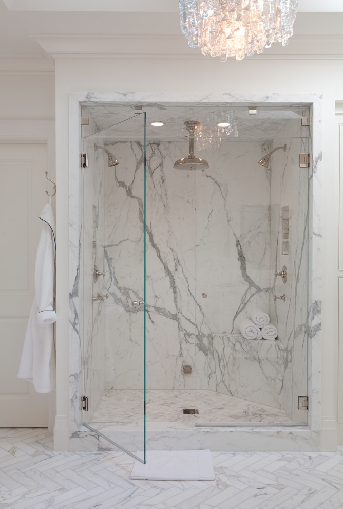 Стильный дизайн: большая главная ванная комната в современном стиле с душем в нише, белой плиткой, белыми стенами, мраморным полом и мраморной плиткой - последний тренд