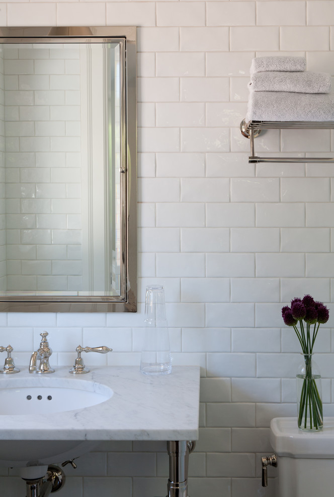 Modelo de cuarto de baño contemporáneo de tamaño medio con encimera de mármol, baldosas y/o azulejos blancos y baldosas y/o azulejos de cemento