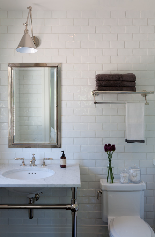 На фото: ванная комната среднего размера в современном стиле с консольной раковиной, мраморной столешницей, раздельным унитазом, белой плиткой, плиткой кабанчик и белыми стенами с