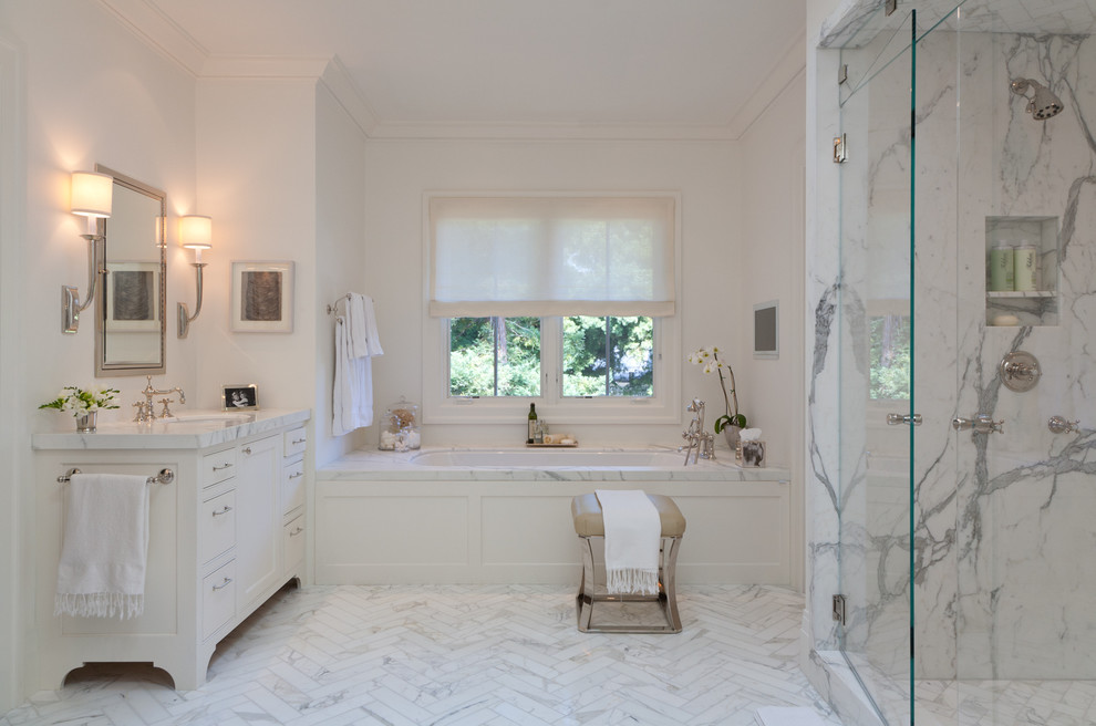サンフランシスコにある広いコンテンポラリースタイルのおしゃれな浴室 (アンダーカウンター洗面器、白いキャビネット、大理石の洗面台、アンダーマウント型浴槽、アルコーブ型シャワー、白いタイル、大理石の床、白い壁、大理石タイル) の写真