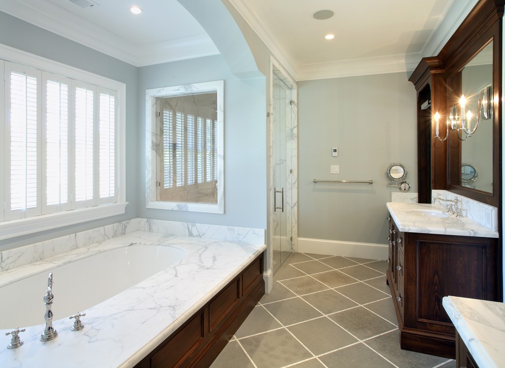 サンフランシスコにあるトラディショナルスタイルのおしゃれな浴室 (アルコーブ型浴槽、アルコーブ型シャワー、グレーの床) の写真