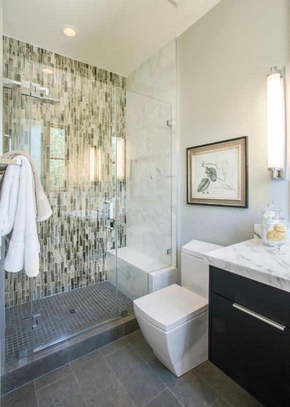 Cette image montre une très grande douche en alcôve design avec un lavabo encastré, un placard en trompe-l'oeil, des portes de placard noires, WC à poser, un carrelage marron, un mur gris et un sol en calcaire.
