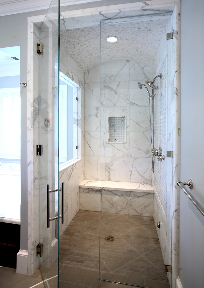 Exemple d'une douche en alcôve chic avec un carrelage blanc, du carrelage en marbre, une niche et un banc de douche.