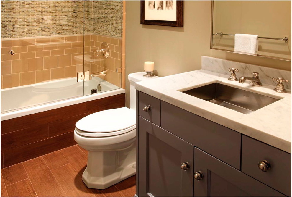 Idéer för ett mellanstort modernt badrum, med ett undermonterad handfat, grå skåp, en dusch/badkar-kombination och en toalettstol med separat cisternkåpa