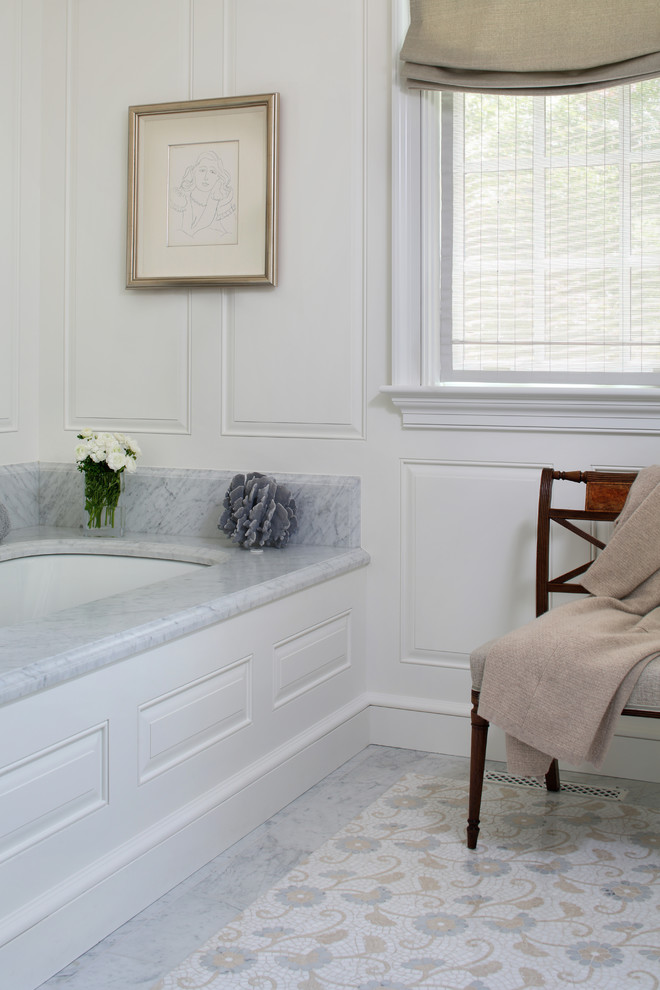 На фото: главная ванная комната в классическом стиле с полновстраиваемой ванной и полом из мозаичной плитки с