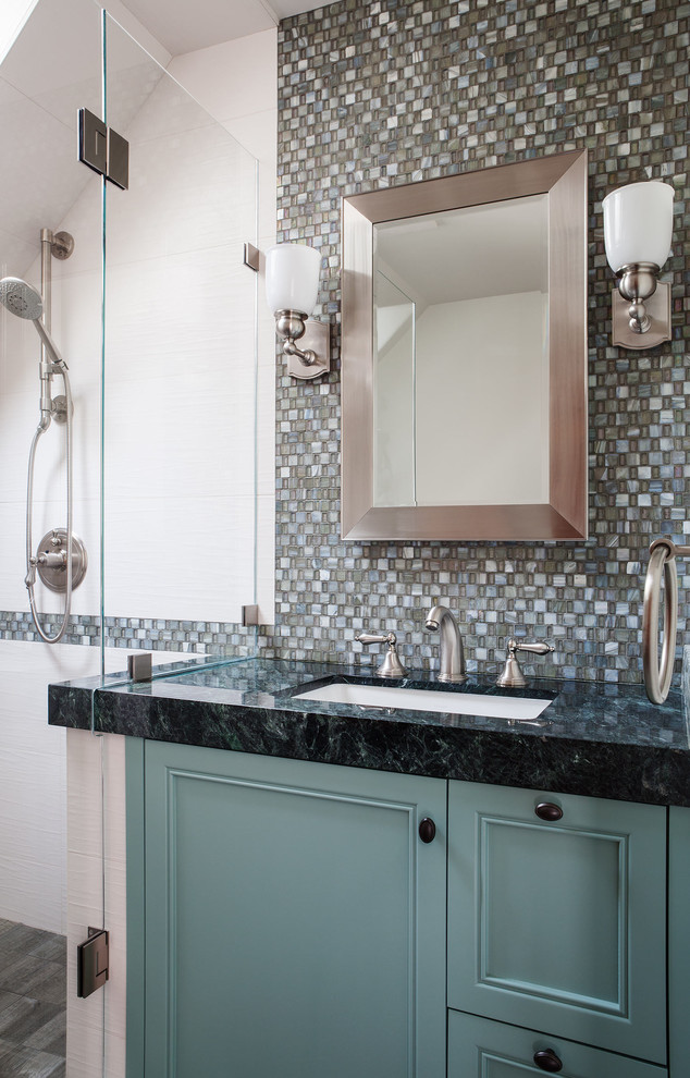 Klassisches Badezimmer mit Granit-Waschbecken/Waschtisch, Duschnische, grauen Fliesen, Keramikfliesen, Unterbauwaschbecken und bunten Wänden in San Francisco