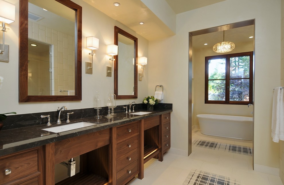 Идея дизайна: главная ванная комната в стиле неоклассика (современная классика) с врезной раковиной, плоскими фасадами, темными деревянными фасадами, отдельно стоящей ванной и бежевыми стенами