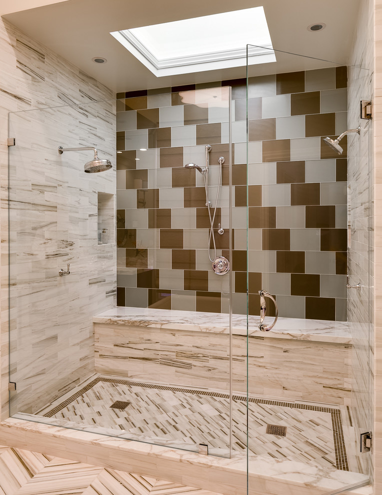 Aménagement d'une salle de bain classique avec une douche double, un carrelage marron et un banc de douche.