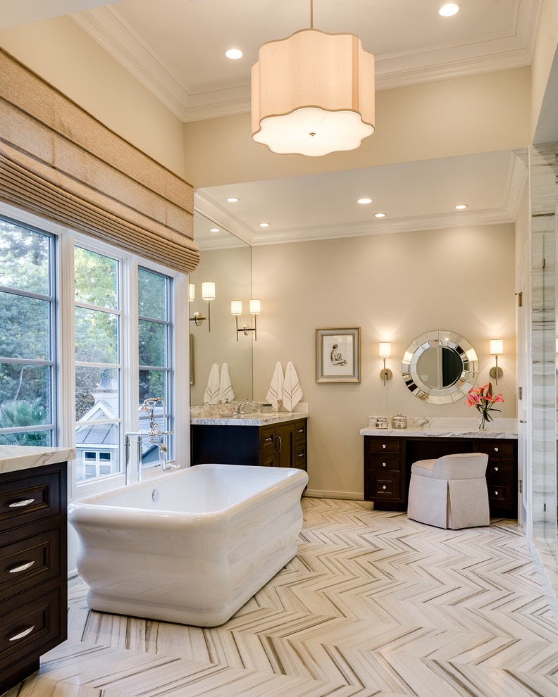Großes Klassisches Badezimmer En Suite mit Schrankfronten mit vertiefter Füllung, dunklen Holzschränken, freistehender Badewanne und beiger Wandfarbe in San Francisco