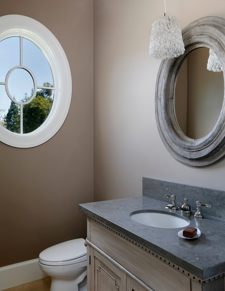 サンフランシスコにあるラグジュアリーな広いトラディショナルスタイルのおしゃれな浴室 (アンダーカウンター洗面器、家具調キャビネット、淡色木目調キャビネット、ソープストーンの洗面台、一体型トイレ	) の写真