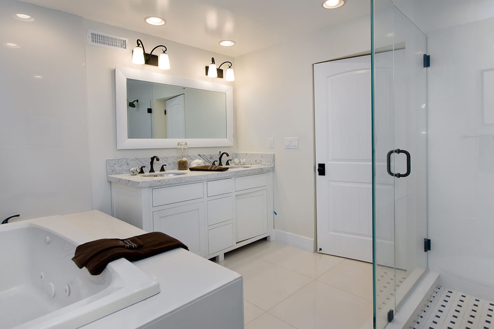 Источник вдохновения для домашнего уюта: ванная комната в современном стиле с врезной раковиной, белыми фасадами, накладной ванной и душем в нише