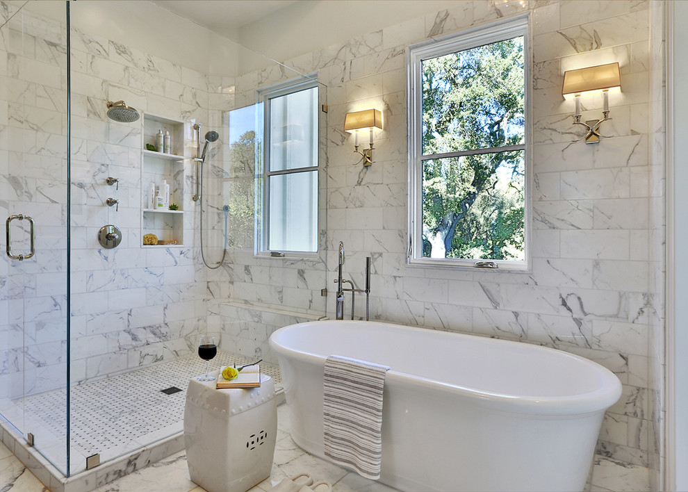 Esempio di una stanza da bagno tradizionale con vasca freestanding, doccia alcova, piastrelle bianche e nicchia
