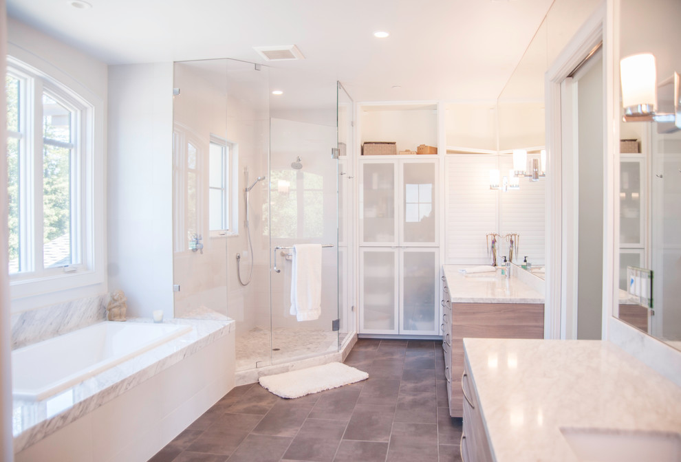 Пример оригинального дизайна: большая главная ванная комната в современном стиле с плоскими фасадами, фасадами цвета дерева среднего тона, угловым душем, раздельным унитазом, белыми стенами, полом из керамической плитки, врезной раковиной и накладной ванной