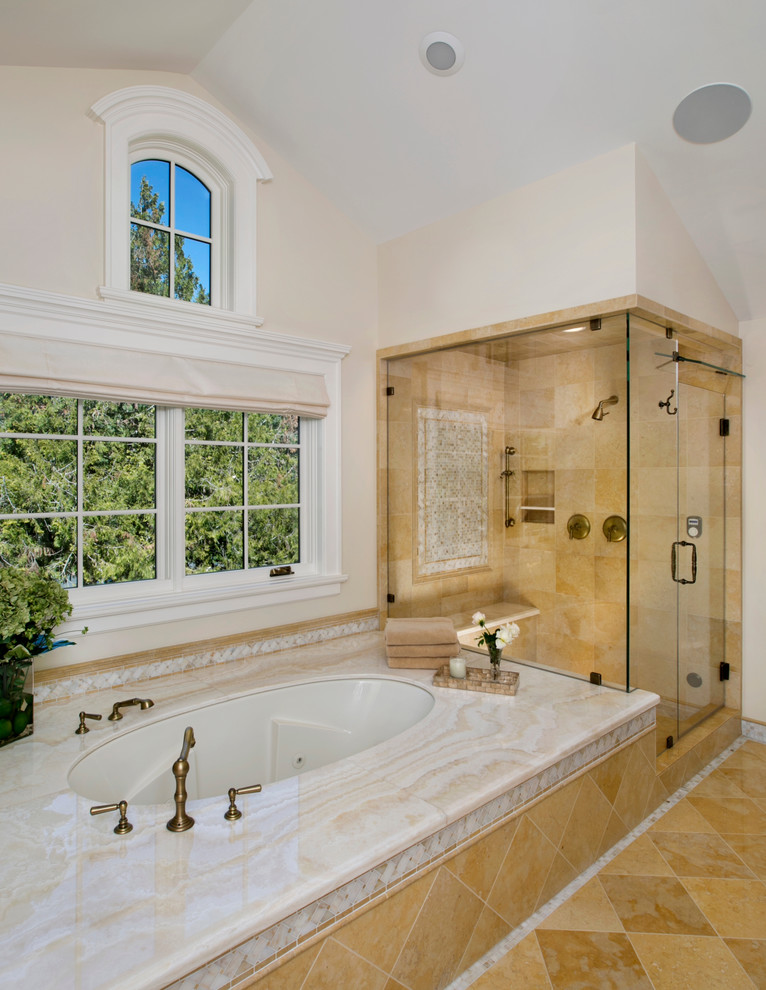 Идея дизайна: большая главная ванная комната в классическом стиле с полновстраиваемой ванной, душем в нише, бежевой плиткой, желтой плиткой, каменной плиткой, бежевыми стенами и полом из известняка