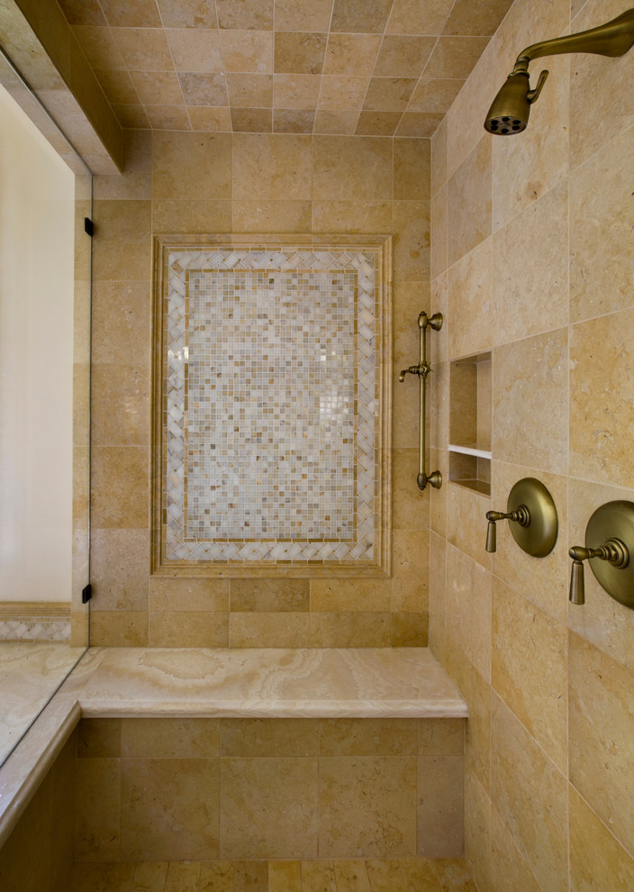 サンフランシスコにある広いトラディショナルスタイルのおしゃれなマスターバスルーム (アンダーマウント型浴槽、アルコーブ型シャワー、白いタイル、モザイクタイル、ベージュの壁、ライムストーンの床) の写真