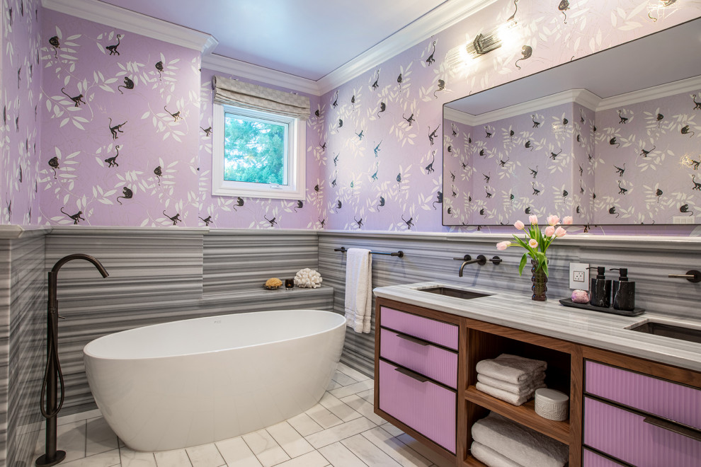 Ispirazione per una stanza da bagno per bambini design con ante viola, vasca freestanding, piastrelle grigie, lavabo sottopiano, top grigio, due lavabi, mobile bagno incassato e carta da parati