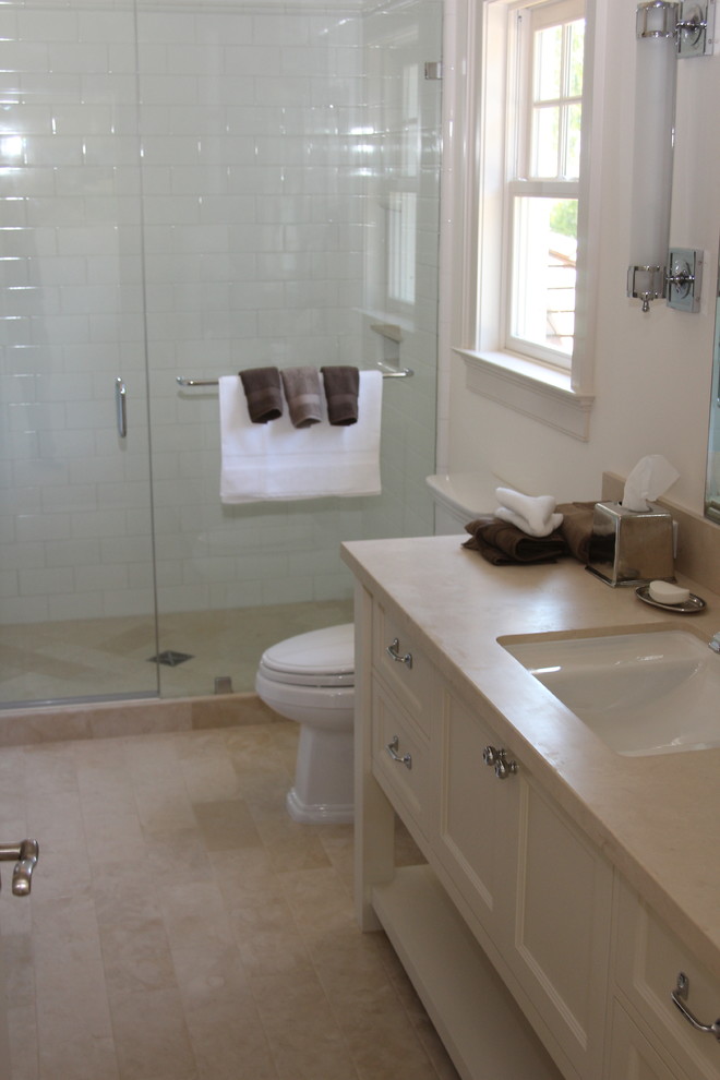 Imagen de cuarto de baño tradicional renovado con encimera de piedra caliza