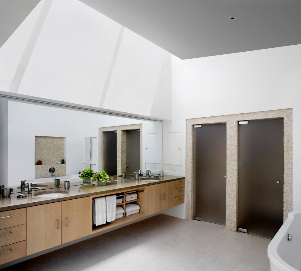 Imagen de cuarto de baño contemporáneo con armarios con paneles lisos, puertas de armario de madera clara y paredes blancas