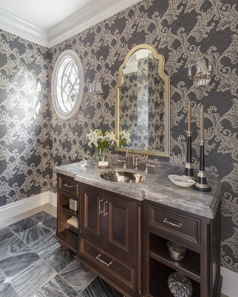 Inspiration för klassiska badrum, med luckor med infälld panel, skåp i mörkt trä, flerfärgade väggar, marmorgolv, ett undermonterad handfat, marmorbänkskiva och grått golv