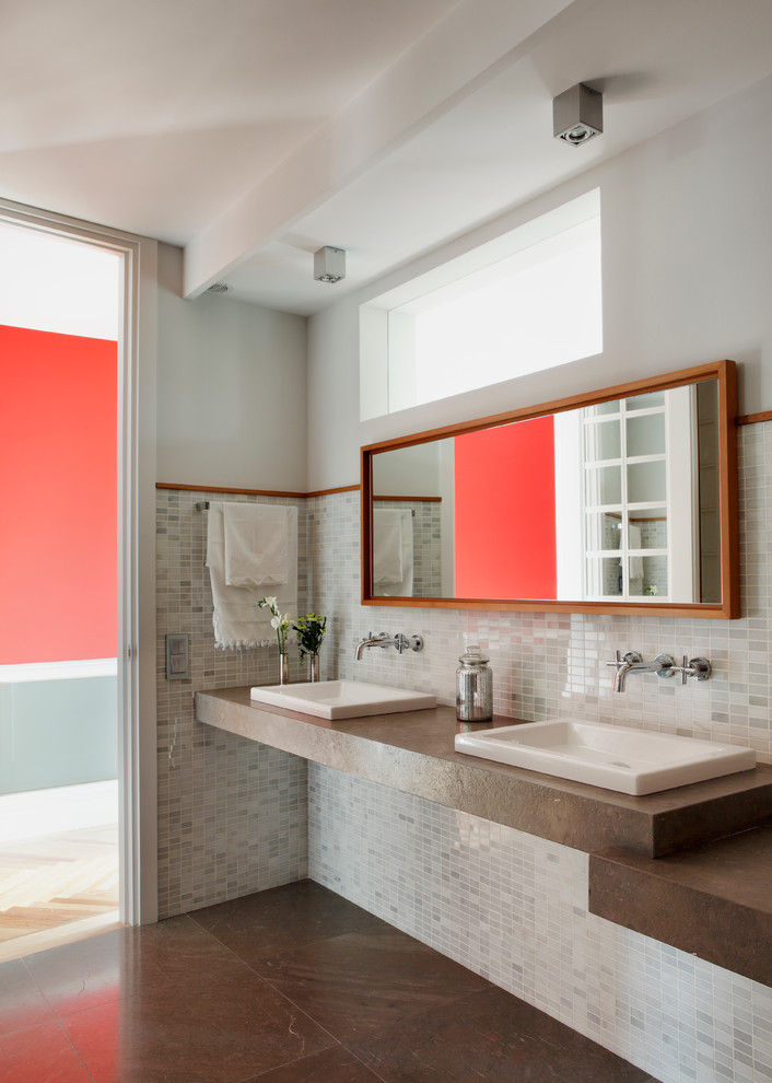Cette photo montre une salle d'eau tendance de taille moyenne avec un lavabo posé, mosaïque, un mur blanc, un carrelage beige, un sol en marbre, un plan de toilette en calcaire et un plan de toilette marron.