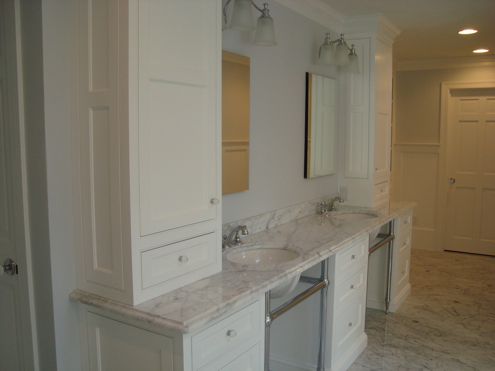 Immagine di una stanza da bagno padronale chic di medie dimensioni con ante con riquadro incassato, ante bianche, pareti grigie, pavimento in marmo, lavabo sottopiano e top in marmo
