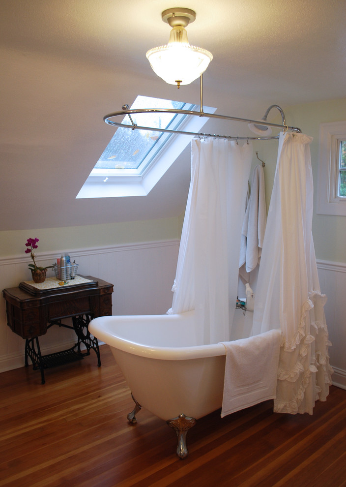 Kleines Uriges Badezimmer En Suite mit Löwenfuß-Badewanne, Duschbadewanne, grüner Wandfarbe und braunem Holzboden in Sonstige