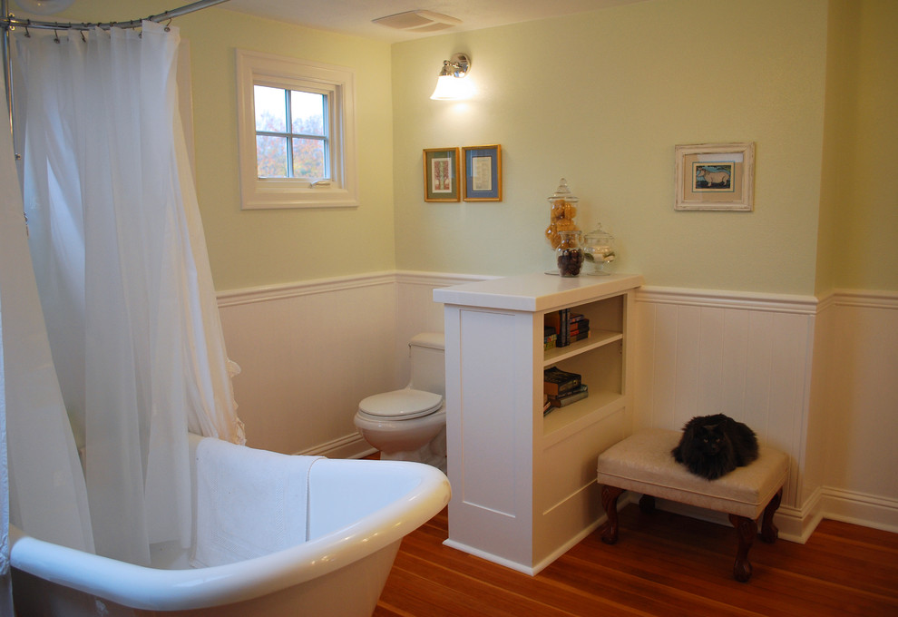 Idee per una piccola stanza da bagno padronale american style con vasca con piedi a zampa di leone, vasca/doccia, pareti verdi e pavimento in legno massello medio