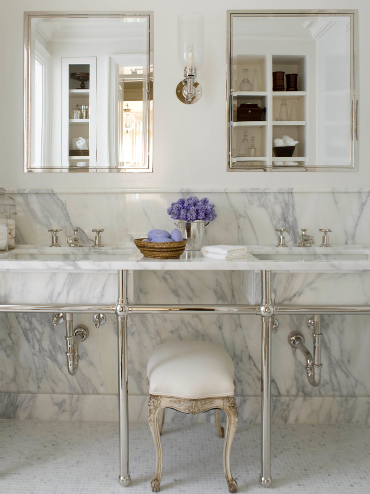 Idee per una grande stanza da bagno padronale chic con vasca sottopiano, pareti bianche, top in marmo e lavabo a consolle