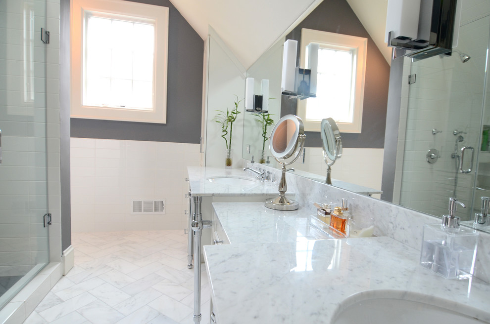 Cette photo montre une grande douche en alcôve principale chic avec un placard avec porte à panneau encastré, des portes de placard blanches, WC à poser, un mur blanc, un sol en marbre, un lavabo encastré, un plan de toilette en marbre, un sol blanc et une cabine de douche à porte battante.