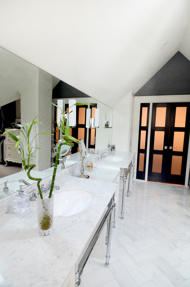 Inspiration för ett stort vintage en-suite badrum, med luckor med infälld panel, vita skåp, en toalettstol med hel cisternkåpa, marmorgolv, ett undermonterad handfat, marmorbänkskiva, vitt golv, en dusch i en alkov, vita väggar och dusch med gångjärnsdörr
