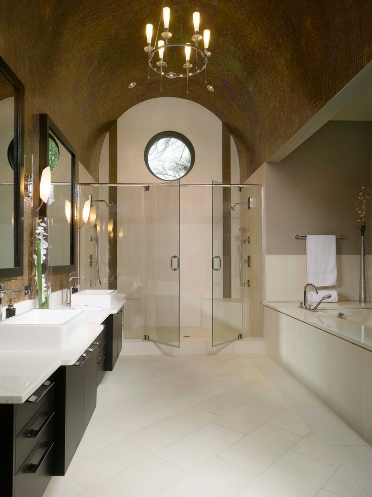 Aménagement d'une douche en alcôve contemporaine avec un placard à porte plane, des portes de placard noires et une baignoire encastrée.
