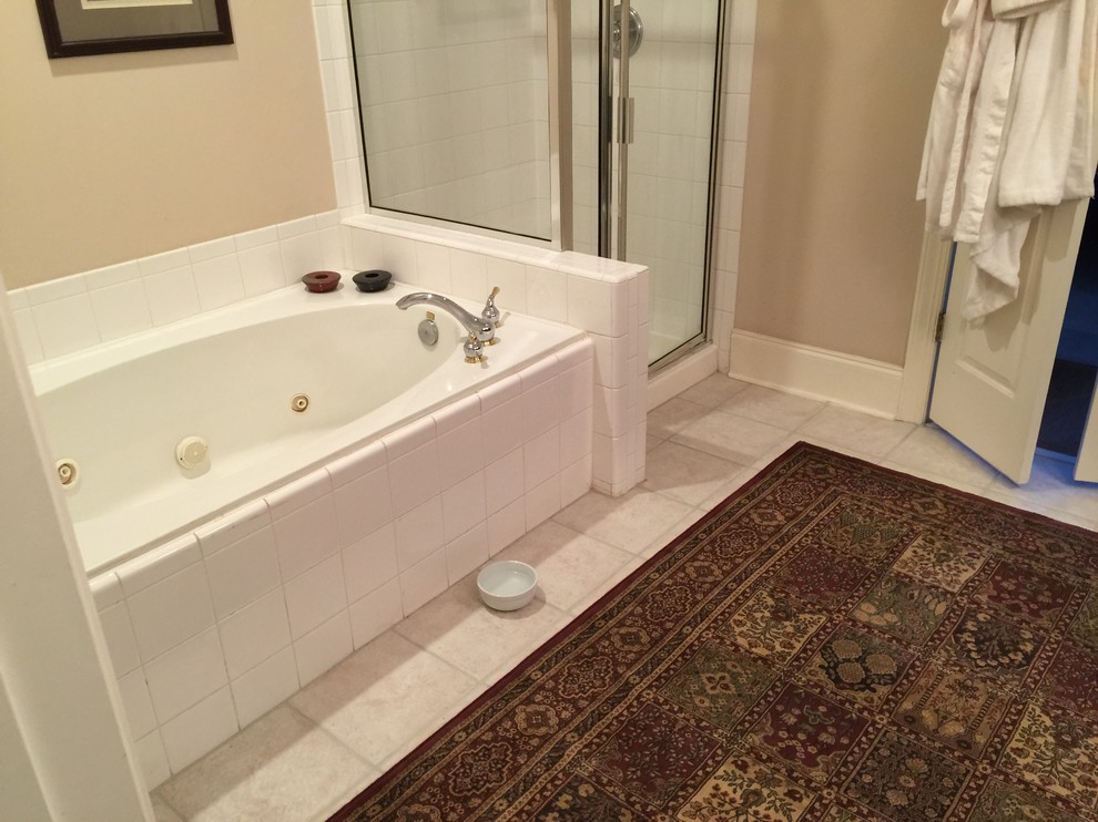 Immagine di una stanza da bagno padronale minimalista di medie dimensioni con ante con riquadro incassato, ante in legno bruno, vasca freestanding, doccia ad angolo, piastrelle in pietra e pareti blu